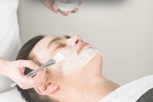 مساج و تقشير الوجه